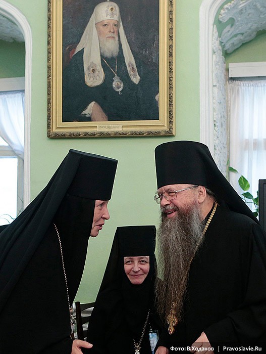 Архимандрит Алексий (Поликарпов), наместник Данилова монастыря, и игумения Викторина (Перминова), наместница Богородице-Рождественского монастыря. Фото: В. Ходаков / Православие.Ru