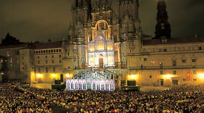 Crowd before an illuminated Santiago cathedral during the festivity of Saint James the Apostle. Santiago de Compostela, Photo: A Coruña,Turgalicia