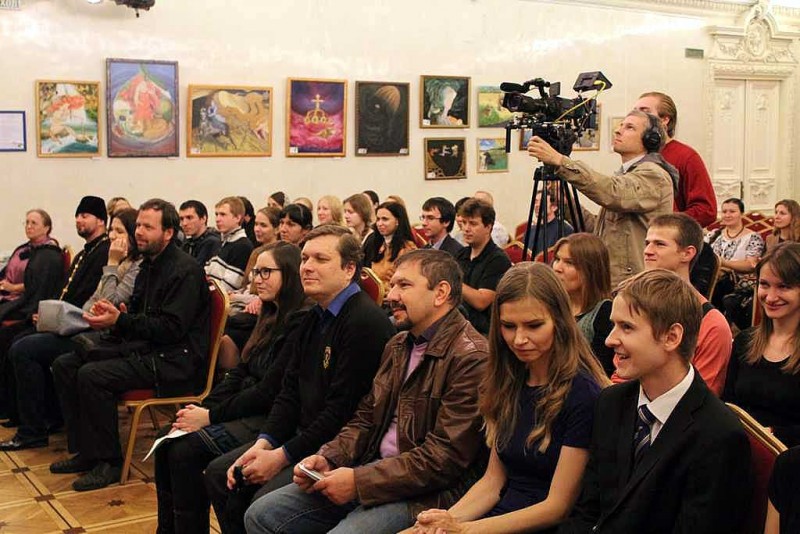 Посетители выставки слушают выступления