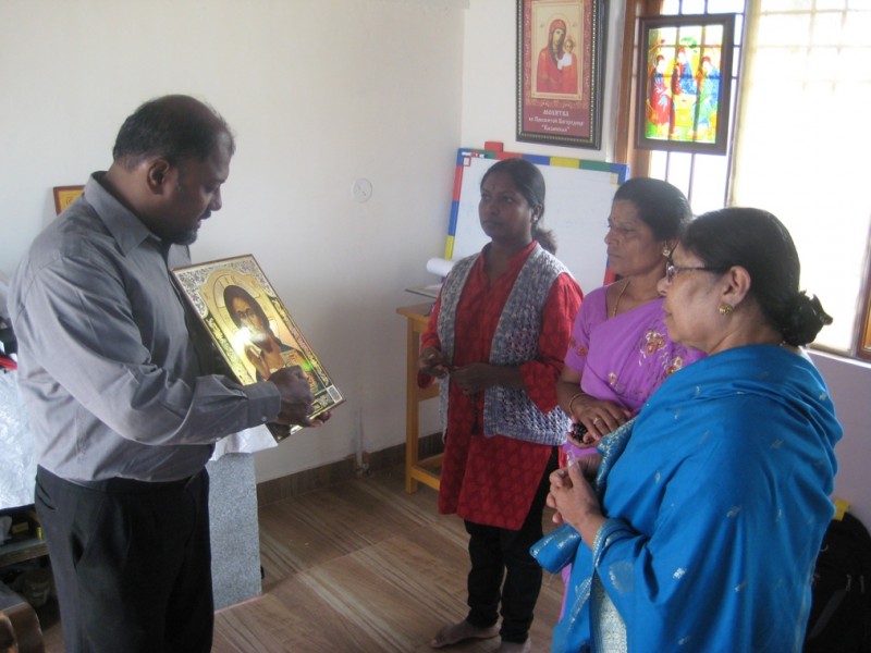 Православный индиец Силуан проповедует соседям, рассказывая об иконах. Бангалор (Индия)