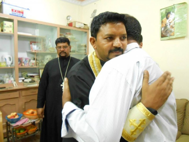 Православный священник-пакистанец Кирилл (РПЦЗ) встречает новообращенного