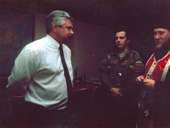 Иеромонах Никон освящает кабинет Александра Руцкого. 3 октября 1993 года