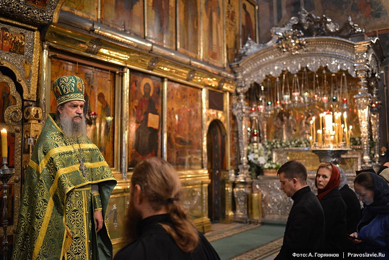 В Троицком соборе, где почивают мощи прп. Сергия. Фото: Анатолий Горяинов / Православие.Ru