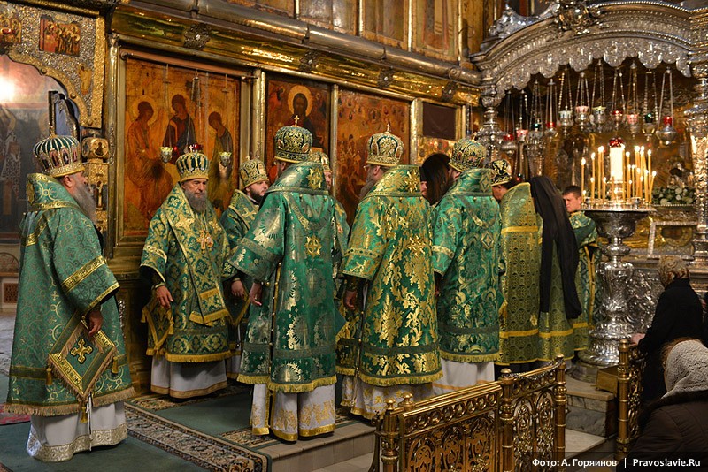 Молебен у мощей прп. Сергия. Фото: Анатолий Горяинов / Православие.Ru