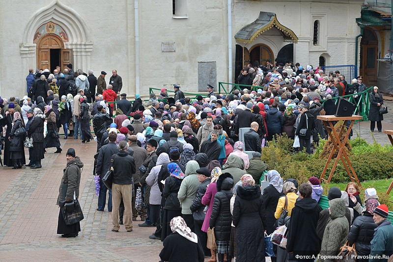 К мощам прп. Сергия. Фото: Анатолий Горяинов / Православие.Ru