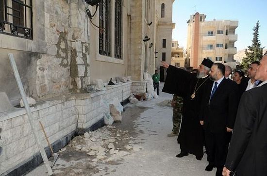 Возле церкви Святого Креста, пострадавшей от взрыва