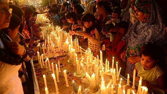 Пакистанские христиане зажигают свечи в память о жертвах теракта 23 сентября 2013 г. Карачи. Фото AFP