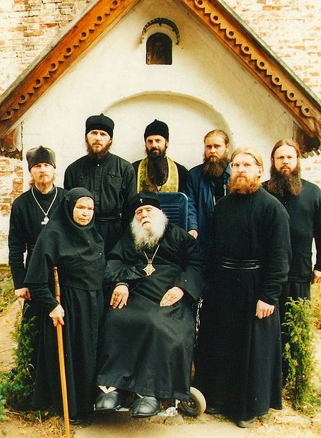 Владыка Михей, отец Феодор, мать Феврония, игумен Иоанн (Титов) и братия ростовского Борисо-Глебского монастыря