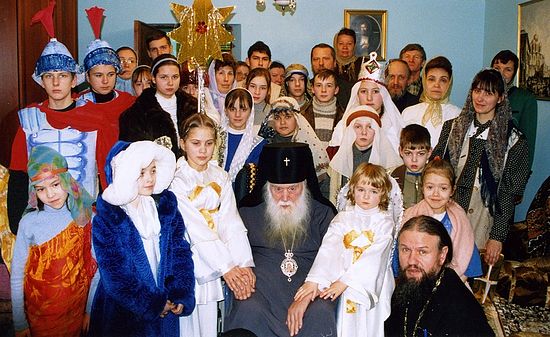 Владыка Михей в окружении детей воскресной школы. Рождество 2004 г.