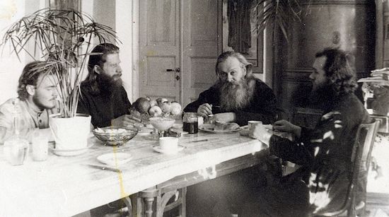 Ташкент, 1947 г. Слева направо: Игорь Мальцев, иероомонах Иоанн (Вендланд), епископ Гурий (Егоров), иподиакон Александр Хархаров