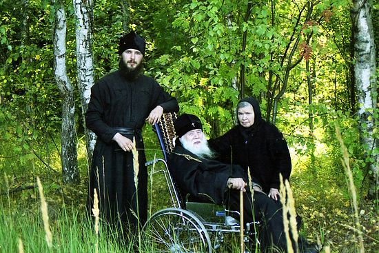 Владыка Михей, отец Феодор (Казанов) и монахиня Феврония на прогулке за грибами. Шельшедом, 2003 г.