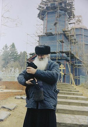 Село Пески. Архиепископ Питирим у ремонтируемого храма в честь Сретения Господня, 1986 год