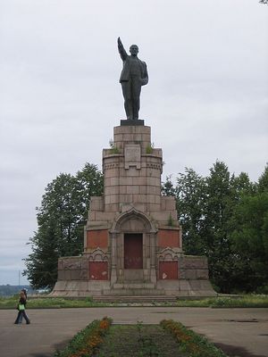 Скульптура Ленина на постаменте от памятника в честь 300-летия дома Романовых. Кострома