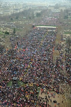 Учесници у манифестацијама на улицама Париза 