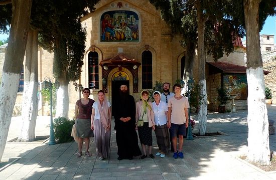Паломники-журналисты в монастыре в Кане Галилейской с игуменом Хризостомом в мае 2013 года