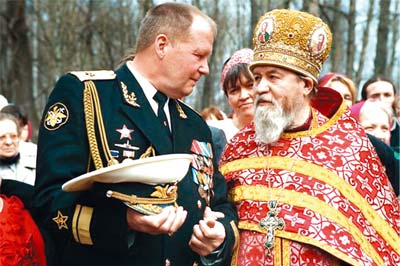 Отец Василий и контр-адмирал Владимир Домнин.
