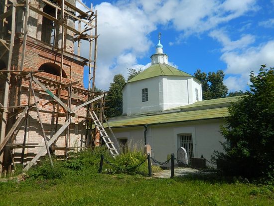 Некрополь Рачинских у Троицкой церкви села Татево.