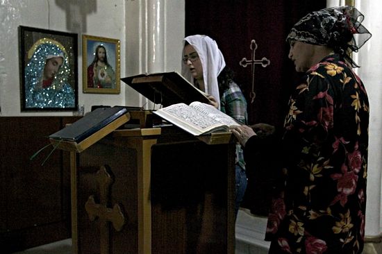 Worshippers attend a service at the Syriac Orthodox Church in Al-Darbasiyah, Hasakah province on Nov. 13, 2013. Photo: Reuters/Stringer