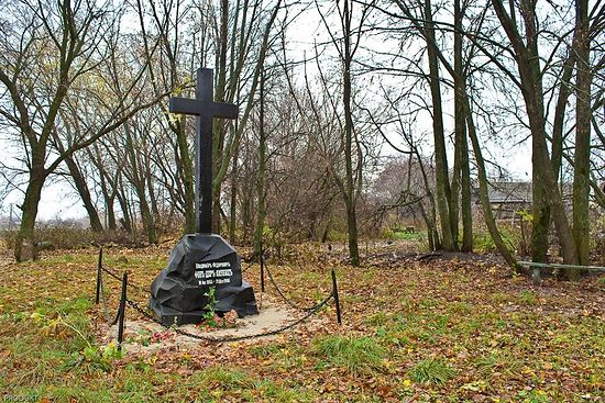 Памятник на месте уничтоженной большевиками могилы Владимира Фёдоровича фон дер Лауница, Каргашино