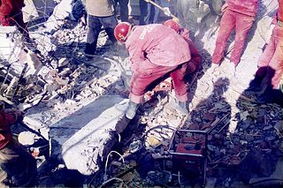 Спасатели работают на завалах. Ноябрь 1996 г. 