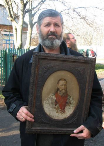 На портрете – святой праведный Иоанн Кронштадтский. Спасов скит. 30 октября 2013.