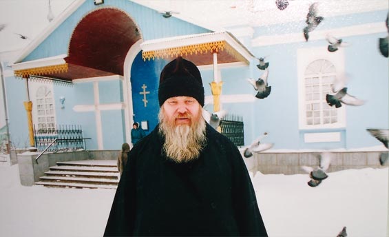 Протоиерей Алексий Сухих возле Никольского собора.