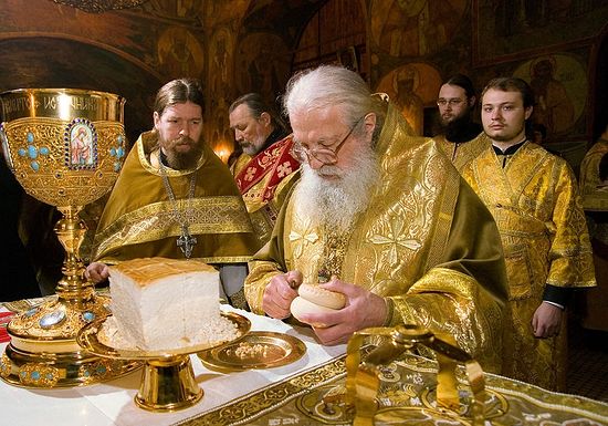 Митрополит Лавр совершает проскомидию. Фото: Г. Балаянц / Православие.Ru
