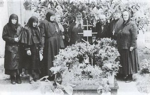 На могиле у старца схиархимандрита Виталия. 1992 г.