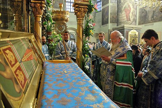 Патриарх Алексий II у мощей свт. Тихона в Донском монастыре