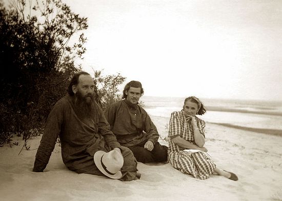 Алексий Ридигер с родителями на берегу Чудского озера. 1955 год.
