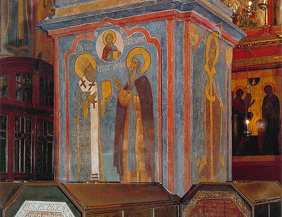 На стубу са лијеве стране храме насликана је велика фреска са ликовима преподобног Симеона и Светог Саве.