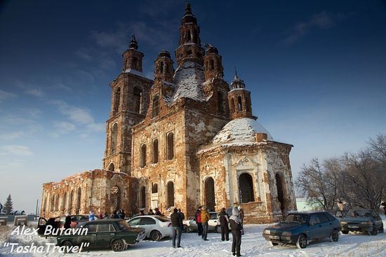 Фото с одной из поездок. волонтеры в селе Карачельское.