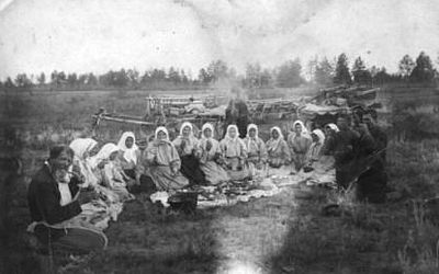 Sisters on obedience in the fields. 