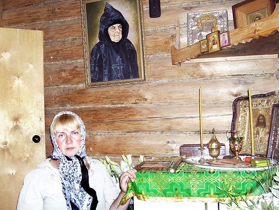 Ольга Рожнева у портрета схимонахини Сепфоры.