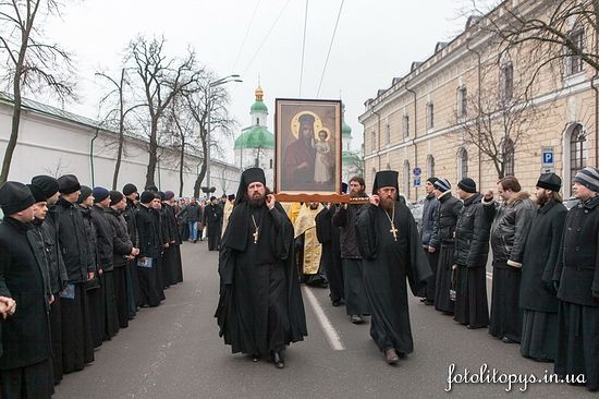 Kiev, a procession of the cross with the Icon of Theotokos, “See My Humility"