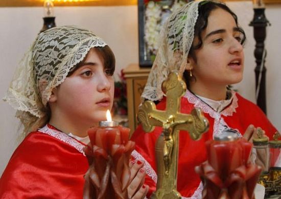 Халдейская католическая церковь в Аммане, девочки молятся за пасхальным богослужением. Фото: Reuters