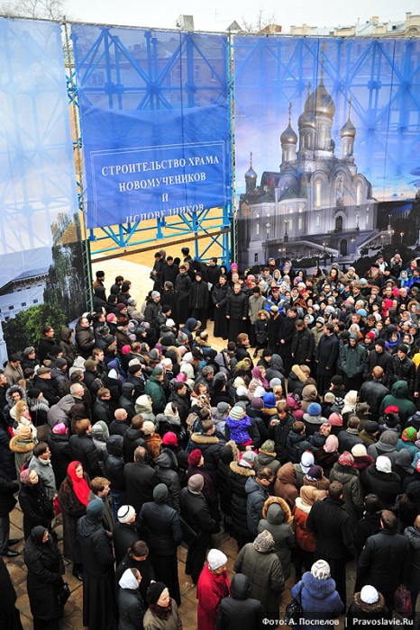 Верующие перед храмом. Фото: А. Поспелов / Православие.Ru