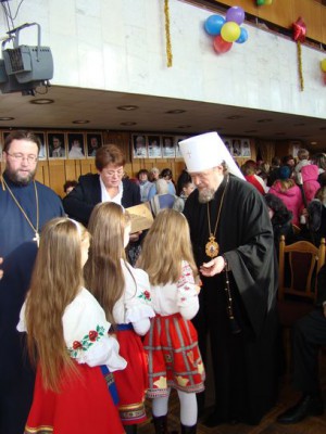 С детьми на Рождественском празднике.