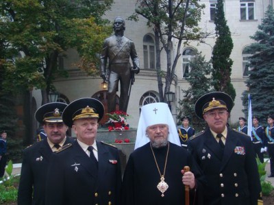 Владыка Лазарь с руководством Черноморского флота у памятника Святому праведному воину Федору Ушакову, русскому флотоводцу.