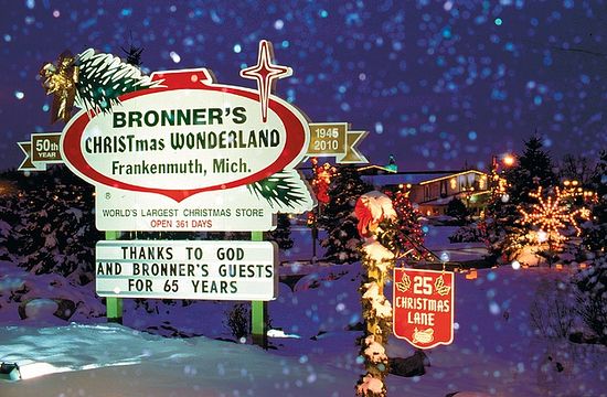 Плакат на въезде: Рождественская страна чудес Броннера. Франкенмут, Мичиган. Самый большой в мире Рождественский магазин, открыт 361 день. Благодаря Богу и гостям Броннера уже 65 лет.