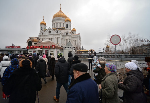 Верующие у Храма Христа Спасителя, где находятся Дары волхвов. © РИА Новости. Максим Блинов