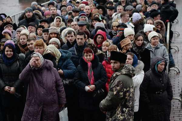 Очередь верующих к Дарам волхвов. © РИА Новости. Максим Блинов