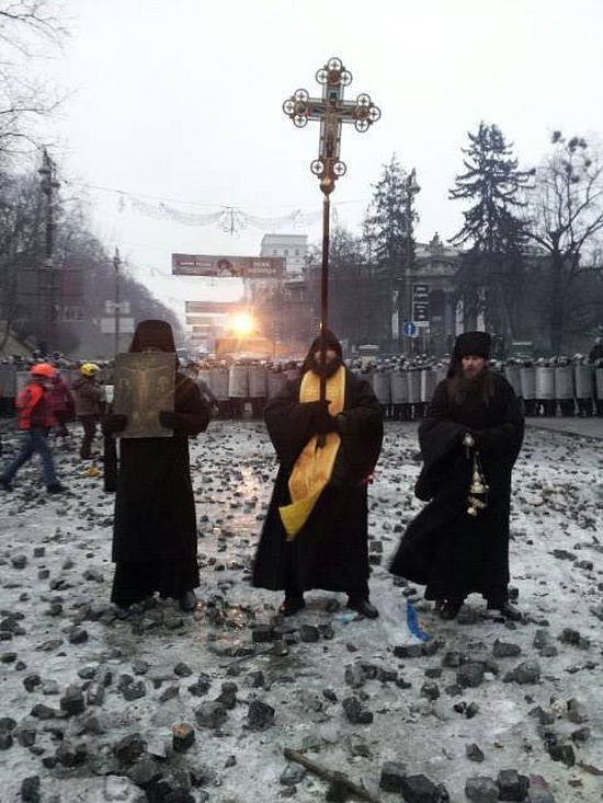 Монахи Киево-Печерской Лавры встали в Киеве между митингующими и "Беркутом" 155436.p