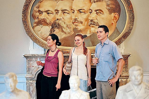 Социалистическое прошлое отправили в музей, а социалистическую собственность продали с молотка.