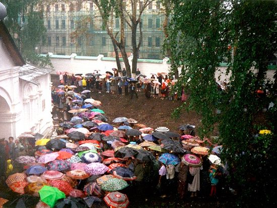 Дождь на перенесение Владимирской иконы в Сретенском монастыре в 1995 году