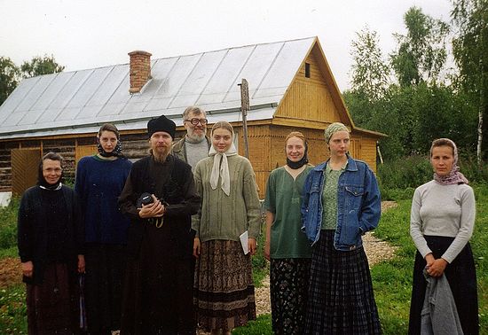 Ступино. 1998 г. Раиса Сергеевна Горбунова в темном платке крайняя слева