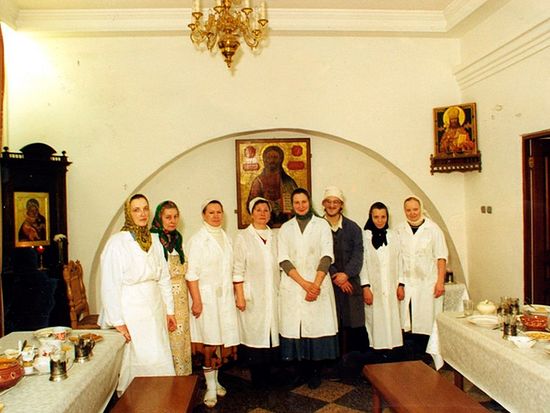 Сотрудники трапезной в первые годы после открытия Сретенского монастыря