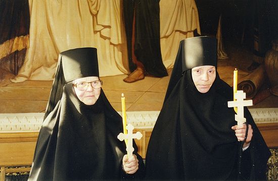 После пострига в Пюхтицком монастыре. 14 марта 2003 г. (монахиня Амвросия справа)