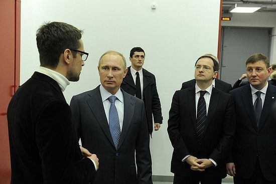Перед началом расширенного заседания президиума Совета по культуре и искусству Владимир Путин осмотрел помещения Псковского академического театра драмы.