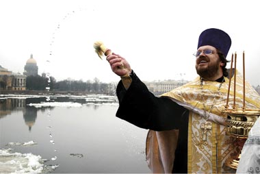 Протоиерей Кирилл совершает чин освящения на Университетской набережной г. Санкт-Петербурга